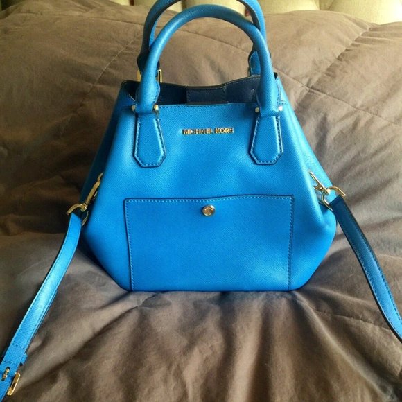 Michael Kors Multifunction Crossbody - Picture 1 of 6